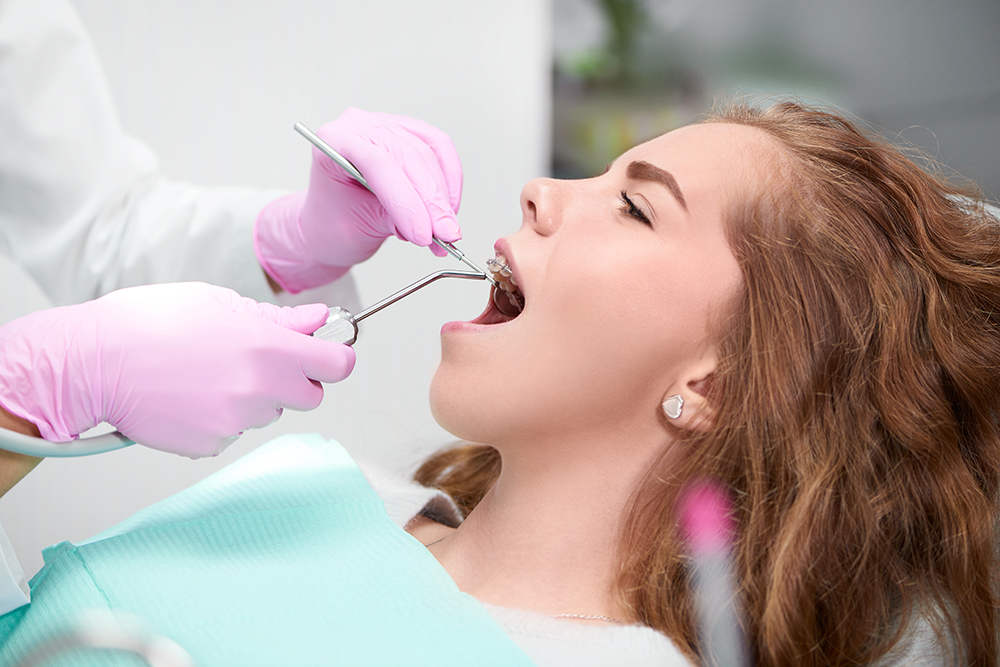 Young woman at the dentist office Ortodontia