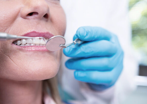 dentist-examining-woman-at-medical-clinic-2021-08-28-16-46-07-utc Periodontologia