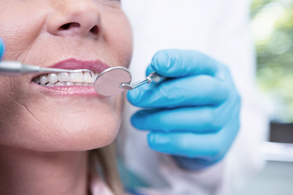 dentist-examining-woman-at-medical-clinic-2021-08-28-16-46-07-utc Periodontologia